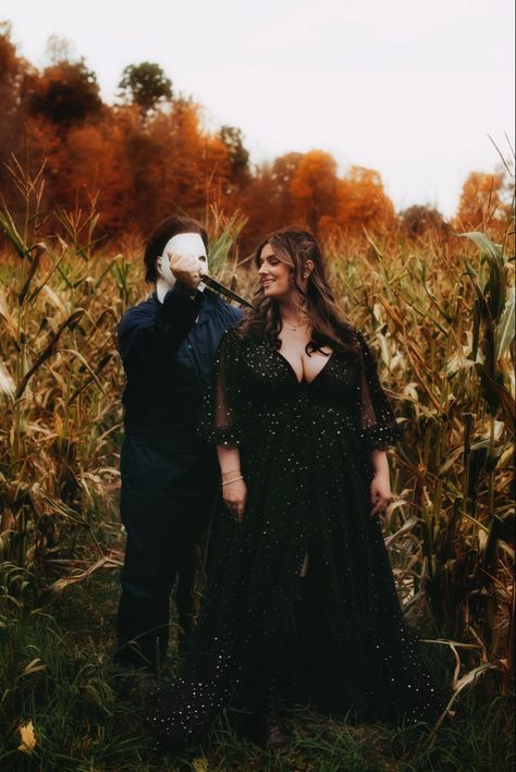 Ghostface Photoshoot, Halloween Slasher, Horror Photo, Mother Daughter Photography Poses, Big Knife, Maternity Picture Outfits, Themed Engagement Photos, Slasher Horror, Witch Photos