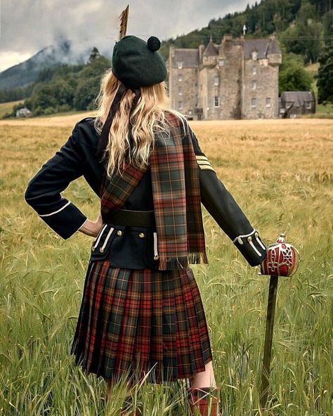 🏴󠁧󠁢󠁳󠁣󠁴󠁿 are proud to present our Scotland loves of the day! ••••••••••••••••••••••••••••••••••••••••••••••• 🏅ARTIST @solveiginscotland… Scottish Outfit Women, Scotland Girl, Scotland Outfit, Scotland Kilt, Scottish Dress, Scottish Women, Scottish Clothing, Tartan Fashion, Kilt Outfits