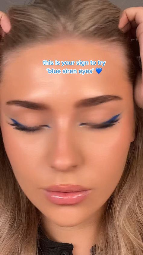 Blue eyeshadow aesthetic 💙 Simple Makeup With Blue Eyeliner, Makeup Look Blue Eyeshadow, Blue Eyeliner Looks Blue Eyes, Blue Eyeliner Design, Make Up Blue Eyes Tutorial, Eyeshadow Looks Eyeliner, Blue Eyes With Blue Eyeshadow, Blue Mascara Makeup Ideas, How To Use Blue Eyeliner