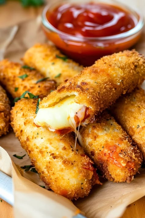 These air fryer mozzarella sticks are so much better than store-bought! With a few simple ingredients, you'll have a crunchy, cream appetizer. Chili's Mozzarella Sticks, Yummy Looking Food, Hand Foods For Parties, Dinner Sides Ideas, Yummy Appetizers Easy Finger Foods, Air Fryer Appetizers, Air Fryer Mozzarella Sticks, Party Food For Kids, Air Fryer Mozzarella