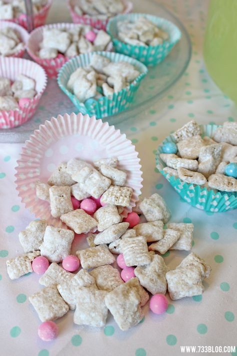 Make this delicious Muddy Buddies Mix, perfect for a baby shower or other party! Gender Reveal Food, Gender Reveal Party Food, Shower Appetizers, Bebe Shower, Baby Shower Snacks, Muddy Buddies, Baby Reveal Party, Shower Desserts, Baby Shower Desserts