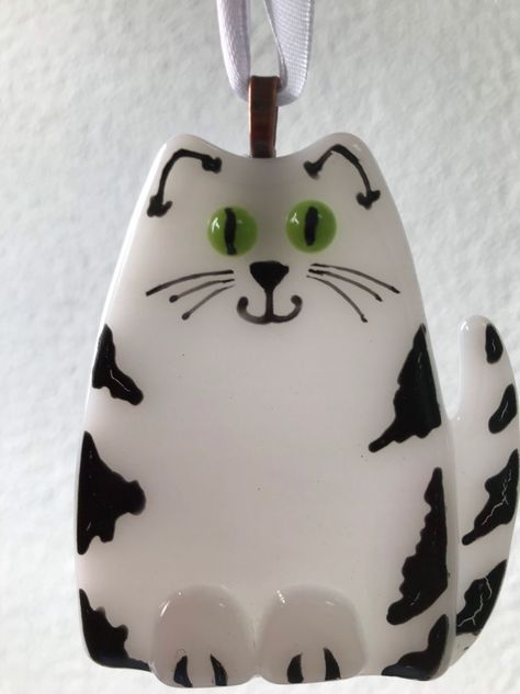 Fused Glass Cat, Cat Eye Colors, Glass Fusion Ideas, Fused Glass Artwork, Fused Glass Ornaments, Bee Creative, Glass Fusing Projects, Glass Cat, Air Dry Clay Projects