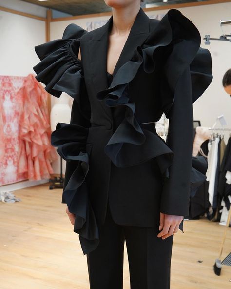 Alexander McQueen on Instagram: “Fitting a #McQueenPreSS22 black tailored tuxedo jacket with exploded ruffles in the #McQueenAtelier. Discover the collection via the link…” Ruffle Tops Outfit, Gigi Hadid Outfits, Black Ruffle Top, Creative Clothes, Alexander Mcqueen Fashion, Mcqueen Fashion, Future Outfit, Woman Suit Fashion, Couture Designers