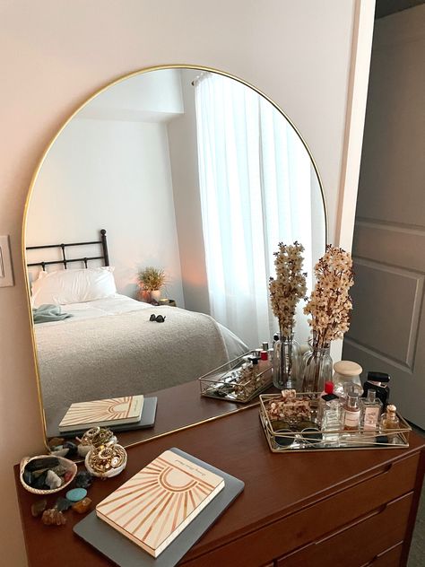 Room Ideas Aesthetic Makeup Desk, Wood Makeup Vanity Ideas, Brown Vanity Bedroom, Mirror Above Desk, Vanity Mirror Ideas Bedrooms, White And Gold Bedroom Aesthetic, Vanity Mirror Aesthetic, Vintage Vanity Aesthetic, Spot Light Photoshoot