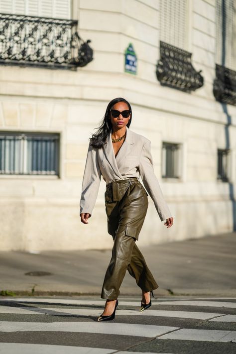 Cargo Pants Are 2022’s Most Unexpected Hero Piece Cargo Pants Street Style, Pants Street Style, Vogue Ukraine, Cargo Pants Style, Cargo Pants Outfits, Sporty Casual, Denim Trends, Next Clothes, Blazer Fashion