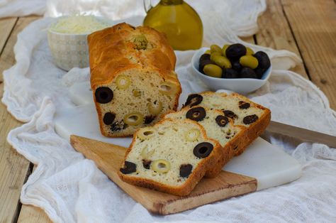 Cake aux olives Cake Aux Olives, Olive Bread, Bread Cake, Provence, Feta, Confetti, Bread, France, Cake