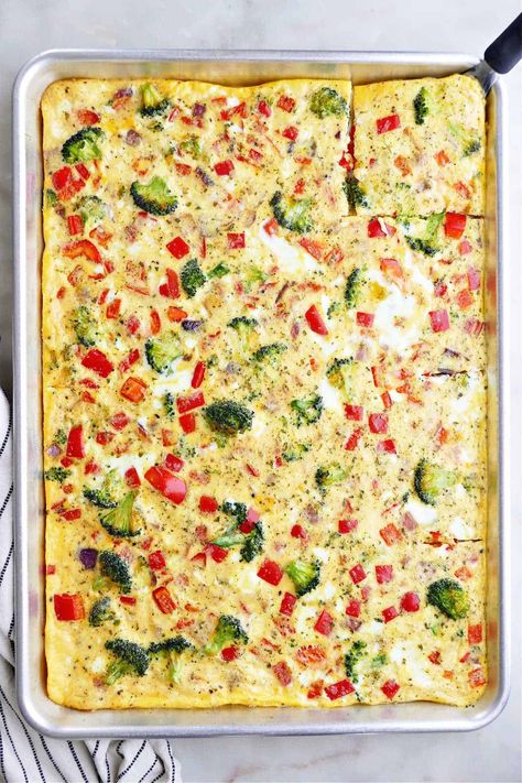 Making omelets on a sheet pan couldn't be easier! This healthy kitchen hack is a great way to prepare a vegetarian breakfast for a crowd or meal prep. Sheet Pan Omelet, Vegetarian Sheet Pan, Eggs For A Crowd, Pan Omelet, Breakfast For A Crowd, Kitchen Hack, Plant Based Recipes Easy, Healthy Vegetable Recipes, Healthy Kitchen