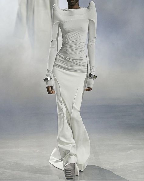 Woman In White, Futuristic Fashion, Cooler Look, Mode Inspo, Runway Collection, Mode Inspiration, Santa Monica, Rick Owens, Couture Fashion