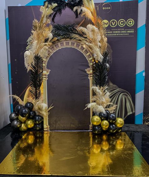 AMVCA @10 —— Decor @partybydearkefty #africamagis #amvca10‼️ #balloons #gatsby #eventinlagos #decoratorsinlagos Great Gatsby Auction, Great Gatsby Balloon Garland, Harlem Nights, Great Gatsby Fashion, Gatsby Style, Great Gatsby, Balloon Garland, Theme Party, Gatsby