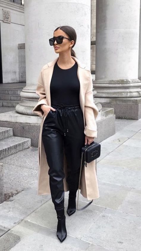 Leather Pants Outfit, Leather Joggers, Fashion Fits, Fabulous Fashion, Fashion 2020, Looks Style, Mode Inspiration, Fall Winter Outfits, Outfits Casuales