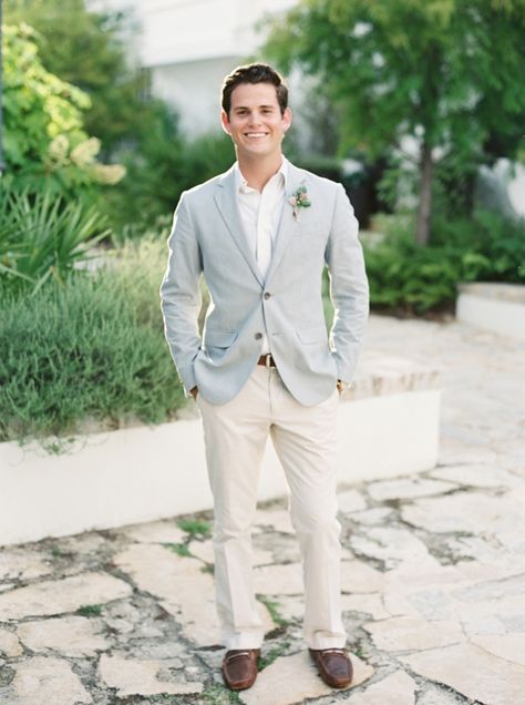 Beach inspired attire with a seersucker jacket: http://www.stylemepretty.com/florida-weddings/alys-beach/2016/10/06/all-the-inspiration-youll-ever-need-for-your-vow-renewal/ Photography: Simply Sarah - http://simplysarah.me/ Vow Renewal Wedding, Beach Wedding Suits, Outfits Gorditas, Renewal Wedding, Groom Wedding Attire, Wedding Renewal Vows, Alys Beach, Beach Shoot, Groomsmen Suits