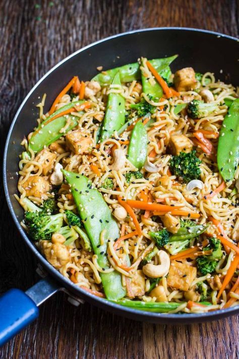 Vegan Chow Mein- this vegan dinner dish is easy to make and SO delicious! Full of great vegetables and tofu. #vegan #dinner Veggie Chow Mein, Vegan Chow Mein, Chow Mein Recipe, Chow Mein, Best Vegan Recipes, Vegan Pasta, Vegetarian Cooking, Vegan Cooking, Vegan Dinner Recipes