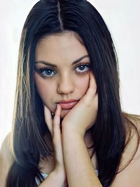 Mila Kunis 90s, Mila Kunis Age, Mila Kunis Makeup, Mila Kunis Photoshoot, Mila Kunis Style, Brunette Black Hair, Bad Makeup, Female Pose Reference, Exotic Women