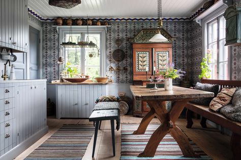 Traditional Scandinavian Interior, Swedish House Interior, Swedish Farmhouse Style, Folk Art Furniture, Scandinavian Houses, Swedish Farmhouse, Rustic Farmhouse Furniture, Swedish Kitchen, Swedish Cottage