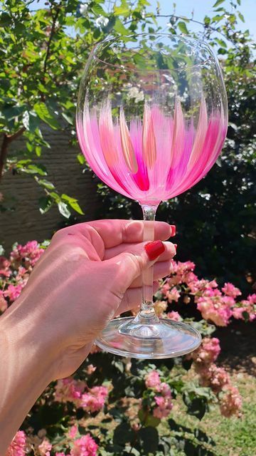 Easy Painting Ideas On Wine Glasses, Hand Painted Cocktail Glasses, Paint Wine Glasses Easy, Easy Painted Wine Glasses Ideas, Things To Paint On Wine Glasses, Spring Wine Glass Painting, Glass Wine Painting, Glass Wine Painting Ideas, Painting Ideas On Wine Glasses