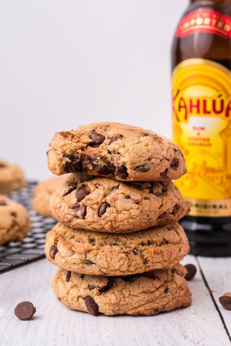 Kahlua Chocolate Chip Cookies - My Incredible Recipes Kahlua Cupcakes, Quick Cookies, Fudge Pie, Cinnamon Roll Cookies, Cookies From Scratch, Filled Cookies, Gourmet Cookies, Best Chocolate Chip Cookie, Ice Cream Cookies