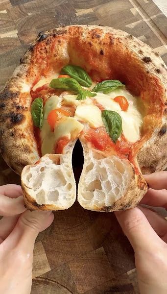 Neapolitan Pizza Napolitano Pizza Dough Recipe, Neapolitan Pizza Recipe, Pizzaria Decor, Artisan Pizza Dough, Woodfire Oven, Neapolitan Pizza Dough Recipe, Neapolitan Pizza Dough, Pizza Preparation, Pizza Sandwich Recipe