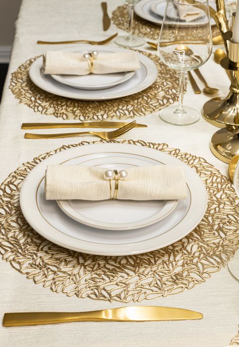 White And Gold Christmas Table Decor, White And Gold Christmas Table, White And Gold Table Setting, Table Settings Gold, Christmas Table Deco, Table Setting Etiquette, Gold Table Setting, Christmas Dining Table Decor, New Year Table