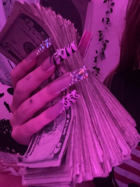 Pretty Girl Holding Money, Cute Money Pics, Cute Money Aesthetic, Money Postbad, Rich Off Nails Sign, Nails Holding Money, Suger Daddys Money Aesthetic, M Profile Picture, Nails With Money