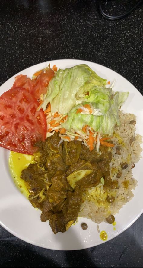 Food In Jamaica, House Snapchat, Jamaican House, Chicken Aesthetic, Jamaican Curry Chicken, Jamaican Curry, Jamaican Dishes, Jamaican Food, Haitian Food Recipes