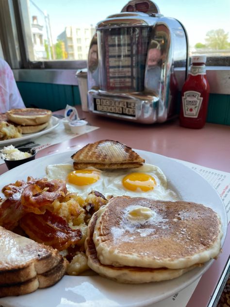 Diner Food Breakfast, Pancake Diner Aesthetic, Aesthetic Diner Food, Southern Food Aethstetic, Diner Food Aestathic, Small Town Diner Aesthetic, Diner Breakfast Aesthetic, Breakfast Diner Aesthetic, Diner Date Aesthetic