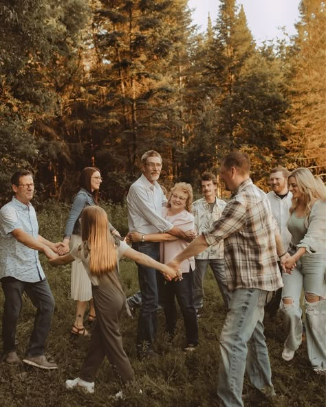 Family Pictures With Extended Family, Lifestyle Extended Family Photos, Family Of 12 Photoshoot, 8 Family Photo Ideas, 3 Generation Family Photoshoot Ideas, Fall Extended Family Photos Color Scheme, Extended Family Posing, Big Family Photoshoot Ideas Group Poses, Large Family Group Photos