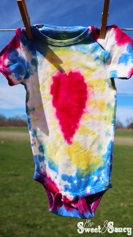 How To Tie Dye Cute Baby Onesies DIY Tutorial - My Sweet and Saucy Kids Tye Dye Shirts Diy Easy, The Dye Onesie, Tie Dye Onsie Station, Baby Onesies Diy, Tie Dye Onesies Patterns, Tie Dye Baby Onesies, Cute Baby Onesies, Tie Dye Heart, Tie Dye Kit