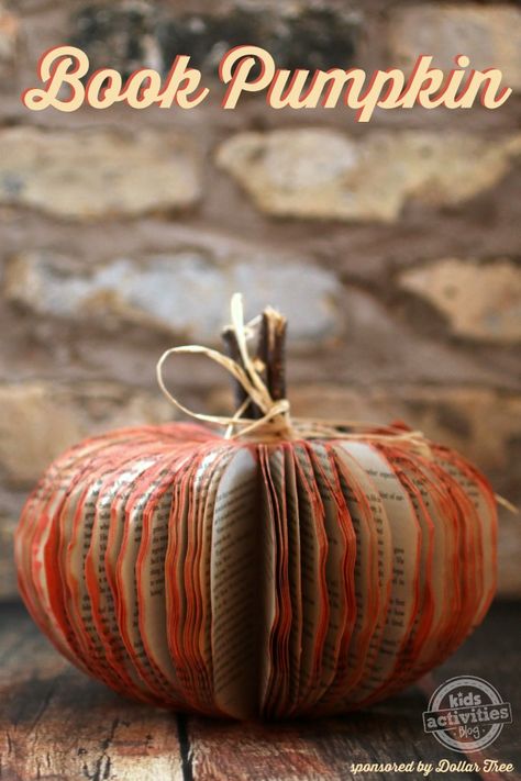 Book Pumpkin Easy Thanksgiving Decorations, Book Pumpkin, Stary Papier, Halloween Decor Diy, Make A Book, Thanksgiving Decorations Diy, Diy Halloween Decor, Pumpkin Projects, Fall Craft