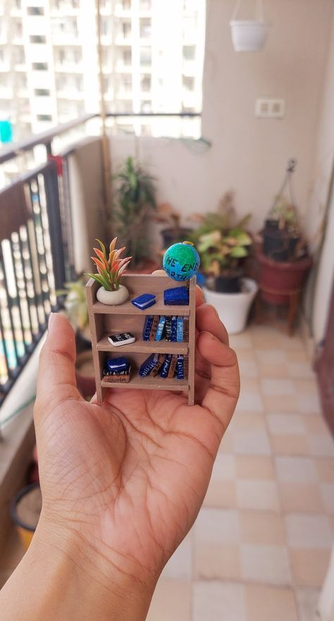 Mini Book Shelf Diy, Polymer Clay Bookshelf, Mini Bookshelf Diy, Diy Mini Bookshelf, Clay Bookshelf, Bookshelf Miniature, Diy Photo Frame Cardboard, Cercei Din Lut Polimeric, Handmade Bookshelves