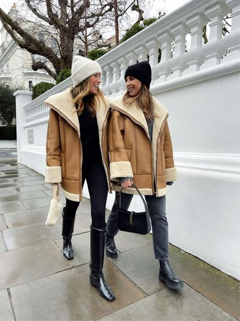 Monday uniform & aviator appreciation 🙌🏼🖤 Ski Style Women, Beige Leather Jacket Outfit, Winter Outfit Guide, Shearling Jacket Outfit, Madrid Outfits, Beige Leather Jacket, Winter Jacket Outfits, Shearling Jacket Women, Jacket Outfit Women