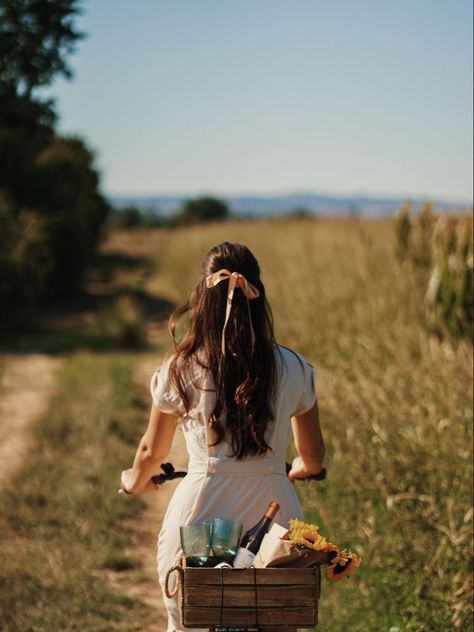 Quilt Photoshoot, Photography In Nature, Wine Inspiration, People In Nature, Veuve Cliquot, Wine Images, Balloons Photography, Wine Photography, Bike Photoshoot