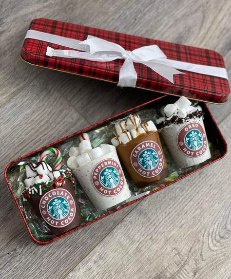 Christmas Hot Cocoa Cups, Hot Chocolate Business Ideas, Hot Cocoa Bomb Gift Packaging, Hot Chocolate Candle, Candle Making Recipes, Christmas Cookie Box, Hot Chocolate Gifts, Soya Mumu, Chocolate Candle