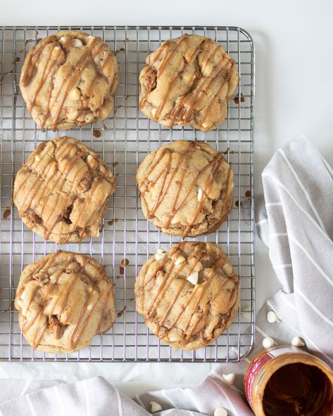 Levain Biscoff Cookies, Biscoff Cookies Crumbl, Biscoff Cookie Recipe, Bakery Style Cookies, Cookie Butter Cookies, Cookies White Chocolate, Thick Cookies, Biscoff Recipes, Biscoff Cookie Butter