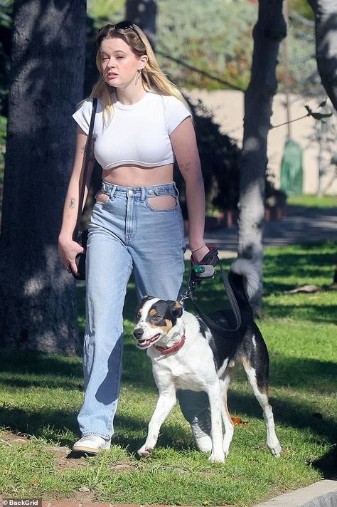 Reese Witherspoon's daughter Ava Phillippe flashes abs in a crop top on stroll with boyfriend and dogs Check more at https://maholicious.com/reese-witherspoons-daughter-ava-phillippe-flashes-abs-in-a-crop-top-on-stroll-with-boyfriend-and-dogs/ Reese Witherspoon Daughter, Ava Phillippe, Golden Globes Dresses, Charly Jordan, Ashley Roberts, Skai Jackson, Paparazzi Photos, With Boyfriend, Tina Fey