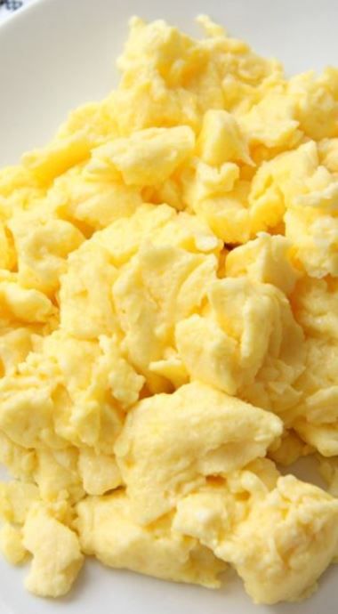 How to make perfect, fluffy scrambled eggs Breakfast Sides Dishes, Egg Benedict, Breakfast Sides, Fluffy Scrambled Eggs, Scrambled Eggs Recipe, Breakfast Appetizers, Egg Muffins, Egg Breakfast, Breakfast Brunch Recipes