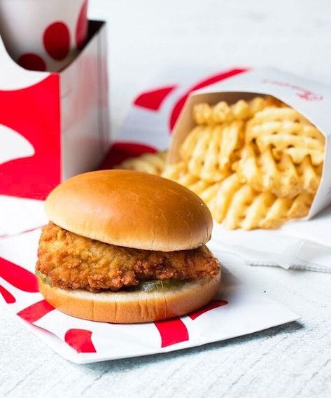 Here's How To Get A Free Chick-fil-A Chicken Sandwich This Week #refinery29 https://www.refinery29.com/en-us/2018/11/216892/chick-fil-a-delivery-free-sandwich-doordash-2018 Yummy Fast Food, Best Fast Food, Velvet Cupcakes, Chick Fil A, Chicken Sandwich, A Chicken, Favorite Snack, Food Obsession, Restaurant Recipes