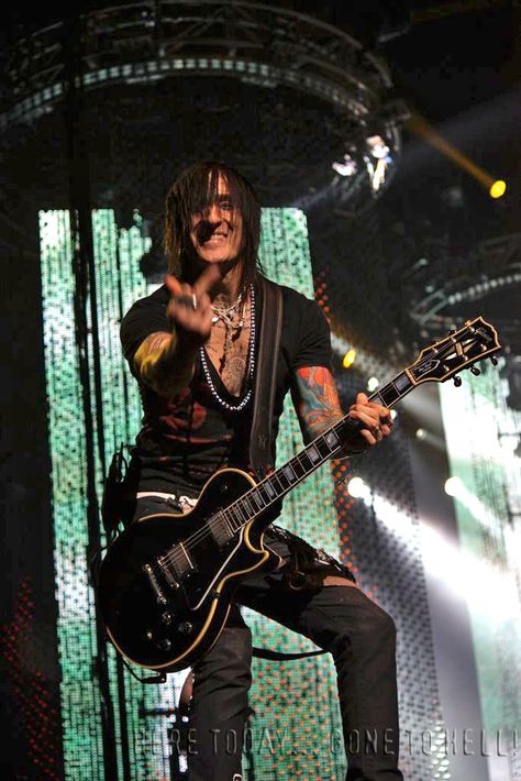 Richard Fortus Richard Fortus, Izzy Stradlin, 80’s Men, Axl Rose, Motley Crue, The Duff, Cool Bands, Dj, Roses