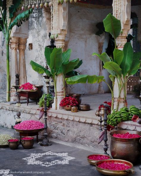 South Indian Wedding Decor, Indian Wedding Decor Ideas, Indian Floral Decor, Devika Narain, Home Flower Decor, Indian Wedding Decor, Diwali Decorations At Home, Desi Wedding Decor, Mandap Decor