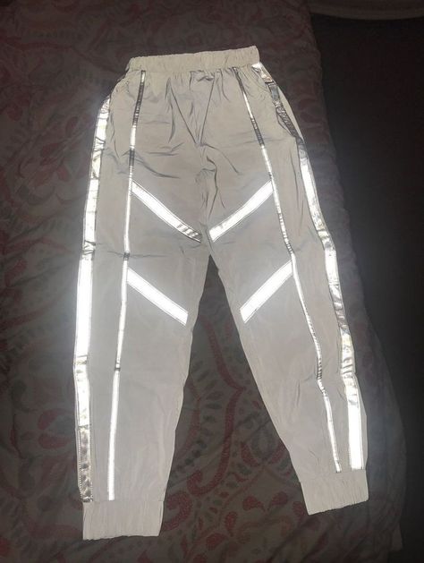 Hype Outfits, Reflective Pants, Cute Sweatpants, Party Outfits Night, Diy Fashion Clothing, Guys Clothing Styles, Kehlani, Baggy Pants, Sporty Outfits