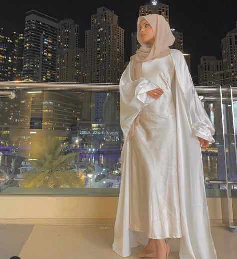 Modest Outfits Muslim, Abaya Design, Estilo Hijab, Hijabi Fits, Stile Hijab, Mode Turban, Modest Fashion Hijab, Muslim Outfits Casual, Muslim Fashion Hijab Outfits