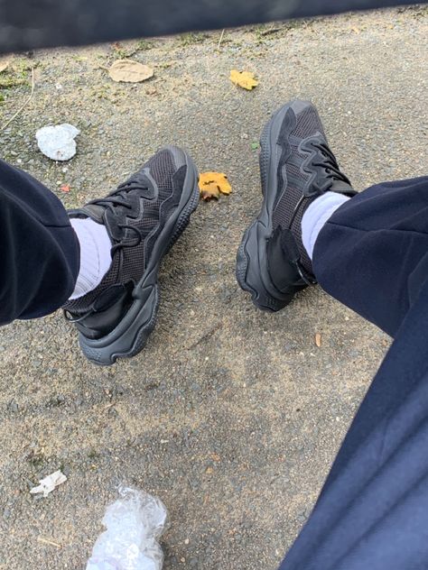 Black Ozweego Outfit, Black Ozweego, Adidas Ozweego, Outfit Streetwear, Swag Shoes, All Black Sneakers, Me Too Shoes, Street Wear, Adidas