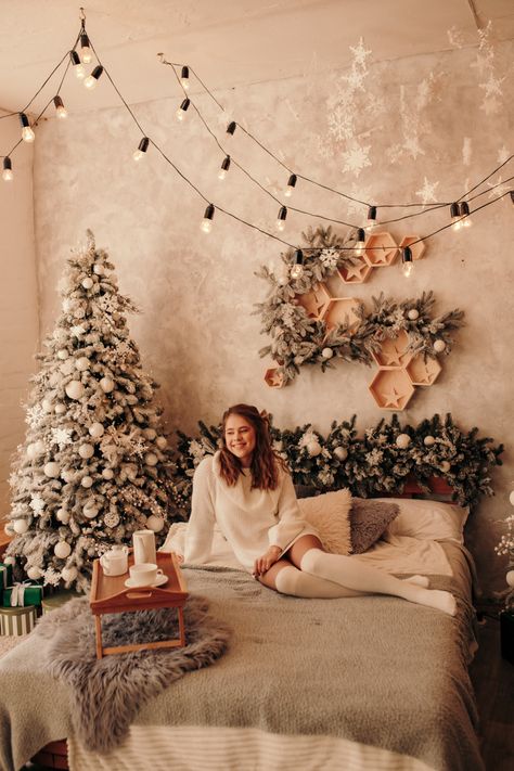 Studio Holiday Photos, Bedroom Christmas Photoshoot, Winter Photoshoot Indoor, Christmas Photography Studio, Christmas Photo Studio Ideas, Christmas Bedroom Photoshoot, Christmas Bed Photoshoot Family, Bed Christmas Photoshoot, Christmas Photoshoot Ideas Indoor