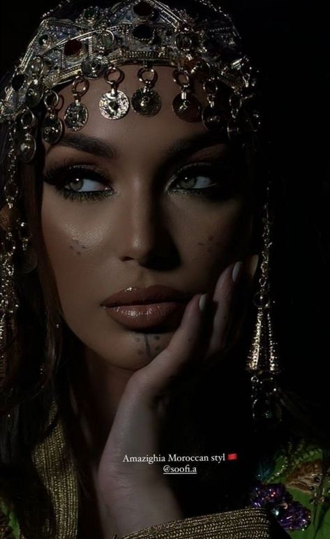 Moroccan Makeup Look, Cleopatra Outfit, Moroccan Aesthetic, Arabian Princess, Arabian Women, Moroccan Women, Moroccan Fashion, Arabian Beauty, Arabian Beauty Women