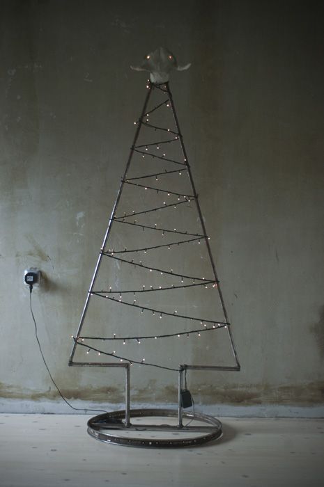 13 a metal pipe Christmas tree covered with LEDs is all you need for an industrial Christmas - Shelterness Rustic Metal Decor, Welding Art Projects, Metal Christmas Tree, Metal Tree Wall Art, Metal Welding, Metal Christmas, Metal Pipe, Metal Tree, Metal Projects