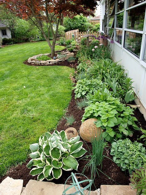 I love the look of this garden - reminds me of my mother-in-laws garden Ideas Para Decorar Jardines, Affordable Landscaping, Farmhouse Landscaping, Have Inspiration, Outside Ideas, Landscape Designs, Landscaping Tips, Yard Design, Beautiful Backyards