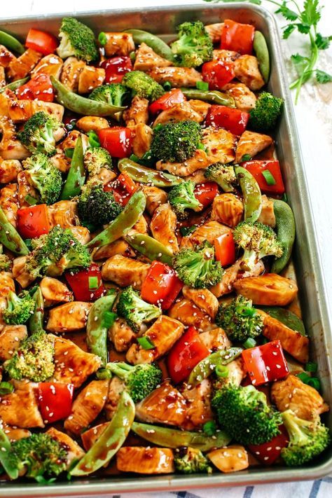 This Sheet Pan Sesame Chicken and Veggies makes the perfect weeknight dinner that’s healthy, delicious and easily made all on one pan in under 30 minutes!  Perfect recipe for your Sunday meal prep too! Sesame Chicken And Veggies, Resep Vegan, Chicken And Veggies, Resep Salad, Sheet Pan Dinners Recipes, Sunday Meal Prep, Makanan Diet, Sesame Chicken, Health Dinner