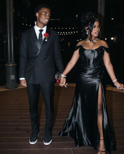 Black Prom Fits Couples, Black Dress And Suit Couple, Hotel Prom Pictures, Prom Outfits For Couples Black, Black Dinner Party Outfit, Md Poses, Prom Outfits For Couples, Couple Prom Outfits, Poses For Prom