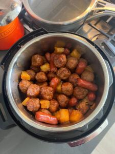 Meatball Pineapple Smokies Meatball Pineapple Smokies, Pineapple Smokies, Fast Appetizers Easy, Pineapple Meatballs, Dip Recipes Appetizers, Cooking Panda, Kielbasa Recipes, 12 Tomatoes Recipes, Appetizer Sandwiches