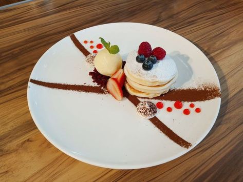 Cupcake Plating Ideas, Pancake Plating Ideas, Cupcake Plating, Pancake Plating, Sauce Plating, Cake Crepes, Cake Plating, Food Plating Design, Fine Dining Plating