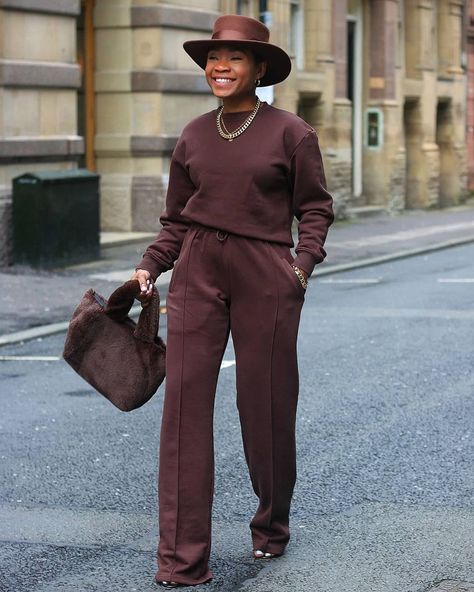 2,147 Likes, 124 Comments - Damilola (@edaowofashion) on Instagram: “Brown is my Autumn colour @sundarbay Link on my stories x” Brown Monochrome Outfit, Modest Winter Fashion, All Brown Outfit, Minimalist Chic Outfit, Curvy Street Style, Wide Leg Pants Outfit, Classy Fits, Church Outfit, Elevated Casual